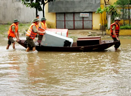Bộ đội biên phòng đồn 185 di dời khẩn cấp tài sản người dân do triều cường.