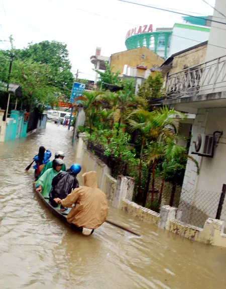 Thuyền nhỏ là phương tiện duy nhất mà người dân TP. Huế có thể di chuyển trên các tuyến đường nội thành. Ảnh: Văn Thắng