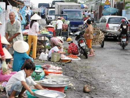 Chợ tự phát, dẹp cách nào?