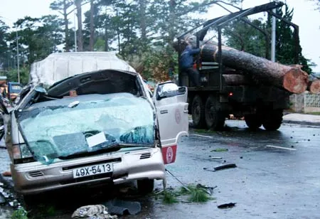 Bão số 9 tàn phá miền Trung ảnh 6