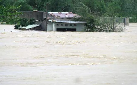 Bão số 9 gây lũ lớn, nhấn chìm nhiều nhà cửa tại huyện Hòa Vang, TP Đà Nẵng. Ảnh: NGUYÊN KHÔI