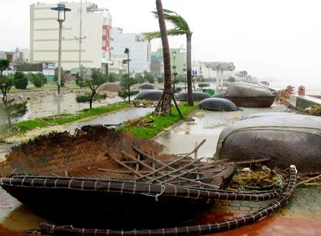 Gió bão và sóng đã thổi tung nhiều thuyền thúng của ngư dân Đà Nẵng.