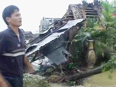 Nhà dân ở xã Duy Thành, huyện Duy Xuyên, Quảng Nam bị sập khi cơn bão quét qua.