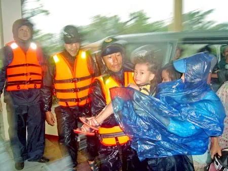 Các lực lượng chức năng quận Liên Chiểu (Đà Nẵng) sơ tán người dân tại những vùng xung yếu đến nơi an toàn.