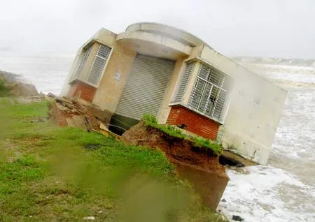 Bão số 9 tàn phá miền Trung