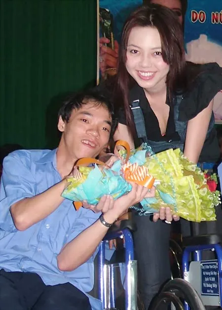 Một học viên tặng hoa cho Vũ Hoàng Điệp