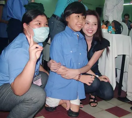 Nữ hoàng sắc đẹp quốc tế 2009 Vũ Hoàng Điệp:Trao tặng 20 xe lăn cho người tàn tật