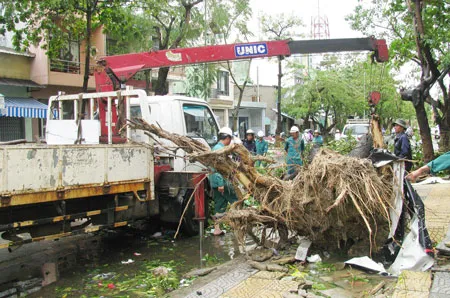Miền Trung và Tây Nguyên: Vừa khắc phục bão vừa chống chọi lũ lớn
