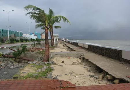 Toàn bộ lớp gạch block bên trong vỉa hè đường Nguyễn Tất Thành bị bóc sạch. Ảnh: Hà Minh