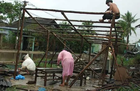 Người dân Đà Nẵng dựng lại nhà sau khi bị bão số 9 tàn phá. Ảnh Nguyễn Hùng