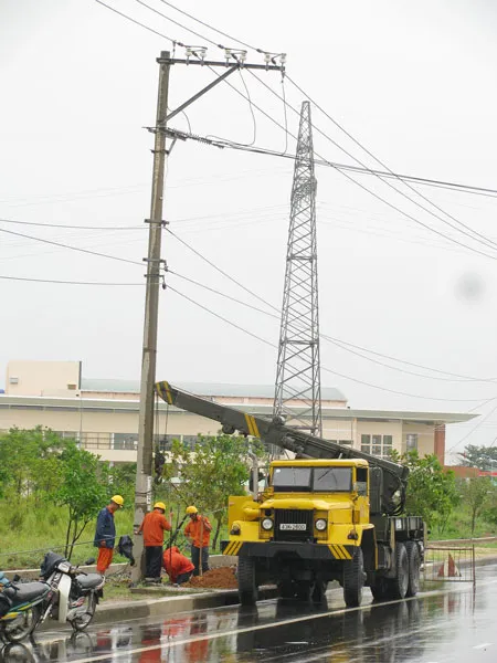 Điện lực Đà Nẵng khắc phục hệ thống lưới điện bị bão quật ngã. Ảnh: Nguyên Khôi