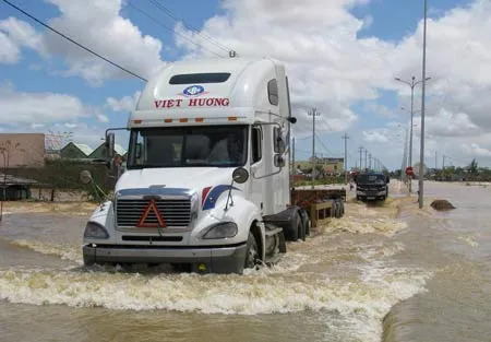 Quốc lộ 1A đoạn qua xã Hòa Phước (Hòa Vang, thành phố Đà Nẵng) bị ngập gây ách tắc giao thông. Ảnh: Nguyên Khôi