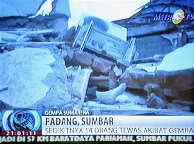 Image taken from television shows the victim of a powerful earthquake in Sumatra. (AFP Photo)