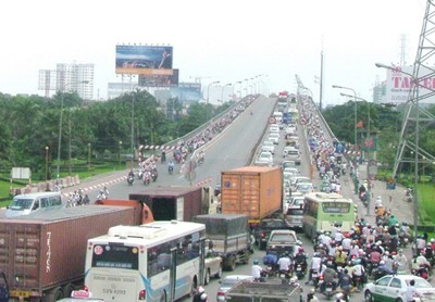 Traffic jam on Saigon Bridge. (Photo: TT)