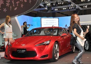 Models perform in front of the Toyota's "FT-86" concept car during the Tokyo Motor Show in Makuhari, Chiba, on October 21, 2009 ( AFP photo)