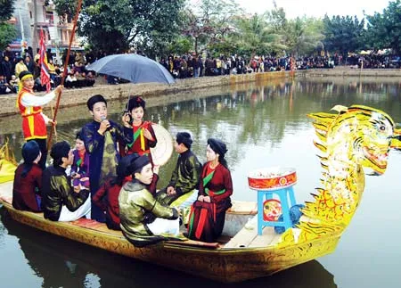 Hát Quan họ trên thuyền. Ảnh: MINH ĐIỀN