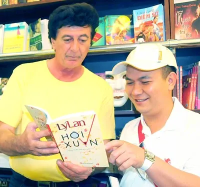 Không có sách dịch, hướng dẫn viên (bên phải) trở thành người giới thiệu sách cho du khách nước ngoài. Ảnh: AN DUNG