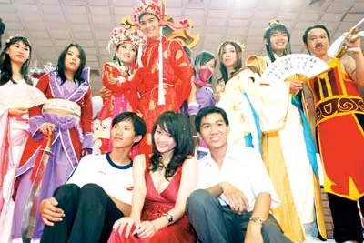 Thủy Top (ngồi giữa)- nhân vật đại diện cho Game Online Thiên Long bát bộ (của FPT online) - trong một buổi giới thiệu về game này