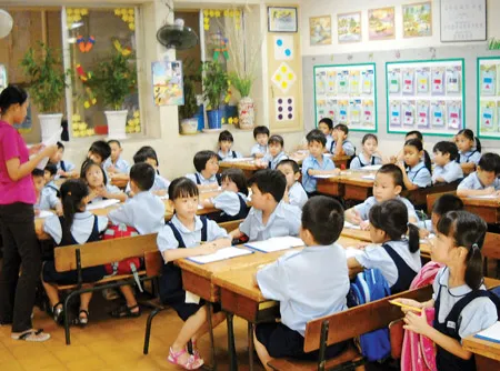 Tại Trường Tiểu học Lương Định Của, phụ huynh kiện vì trường “cải tiến”… chỗ ngồi!