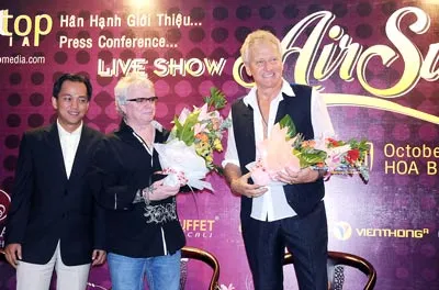 Ban nhạc Air Supply vui mừng khi đến biểu diễn tại TPHCM. Ảnh: An Dung