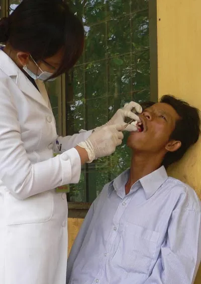 Bệnh nhân Ngô Phấn (thôn An Phan) tranh thủ đến... nhổ răng vì tại xã, huyện đều không có trạm xá nào hoạt động do lũ