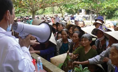 Đưa y tế vào vùng tâm lũ