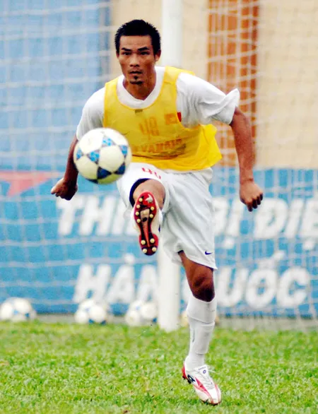 Trung vệ Trương Đình Luật trưởng thành từ dân đá “phủi”