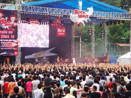 Hơn 20.000 bạn trẻ cuồng nhiệt cùng “Đêm hội rock 3”
