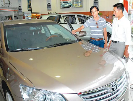 Chọn mua ôtô sản xuất trong nước. ẢNH:CAO THĂNG