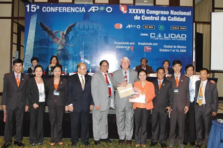 Ông Charles A. Aubrey ll - Chủ tịch APQO trong lễ trao giải thưởng IAPQA cho bà Trương Đức Hạnh - Chủ tịch HĐQT kiêm Tổng Giám đốc COMECO tại Mexico