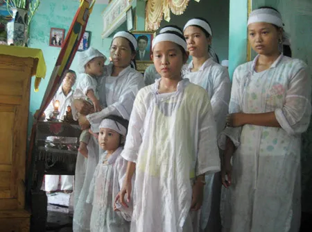 6 cháu nhỏ mất cha cần giúp đỡ