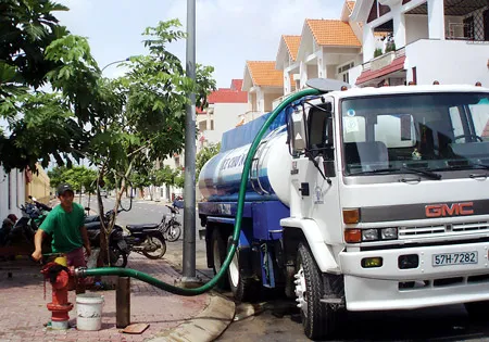Lấy nước cứu hỏa… bán cho dân