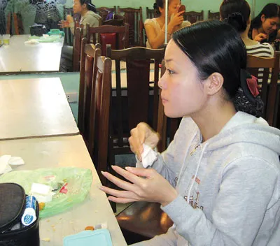 Nghệ sĩ Hiền Trang buồn bã cùng đồng nghiệp tẩy trang vì buổi diễn không có khán giả.