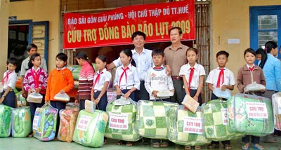 Bạn đọc Báo SGGP tiếp sức học sinh Thừa Thiên - Huế trở lại trường sau bão lũ