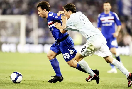 Antonio Cassano (trái, Sampdoria) vượt qua hậu vệ Lazio Lichsteiner ở trận chung kết Cúp Italia mùa trước.