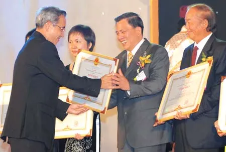 Ông Võ Tấn Thịnh (thứ hai từ phải sang), Tổng Giám đốc Thịnh Phát nhận Bằng khen của Thủ tướng Chính phủ.