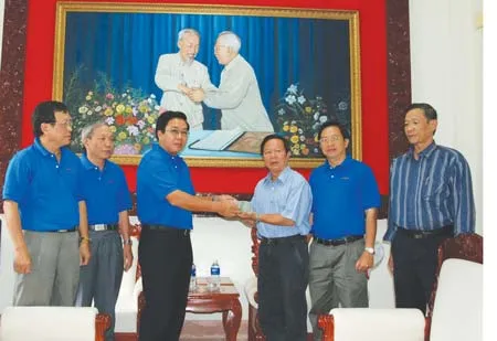 Chủ tịch HĐQT Samco, ông Nguyễn Tiến Dũng trao quà cứu trợ đồng bào bị lũ lụt cho Chủ tịch UBMTTQ tỉnh KonTum - Trần Bình Trọng.