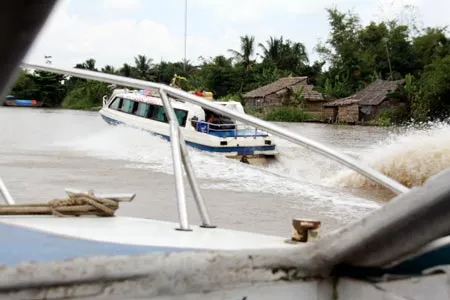 Hai tàu cao tốc chuyến Cần Thơ-Cà Mau đua để giành khách.