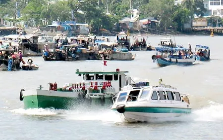 Đồng bằng sông Cửu Long - Kinh hoàng... tàu cao tốc đua!