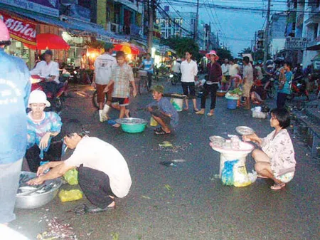 Quanh khu công nghiệp: Thực phẩm ôi cũng đắt hàng