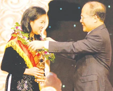 Lãnh đạo Chính phủ trao tặng Cúp Thánh Gióng cho lãnh đạo Saigonbank.