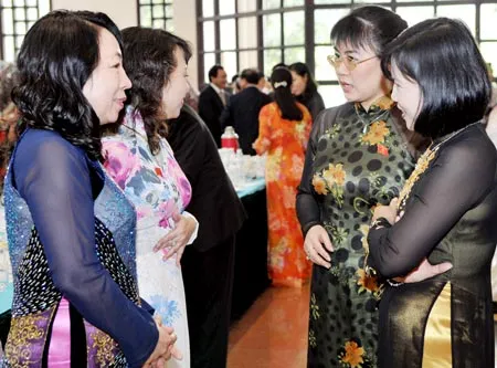 Các nữ đại biểu Quốc hội trao đổi bên lề kỳ họp Quốc hội. Ảnh: Minh Điền.