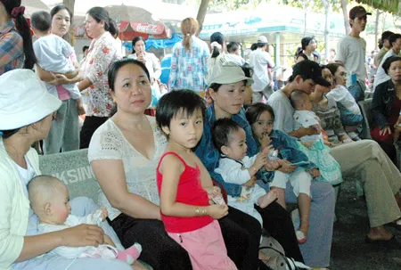 Bệnh nhi chờ khám bệnh tại BV Nhi đồng 1 TPHCM. ẢNH: MAI HẢI