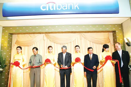 Citibank khai trương bộ phận kinh doanh bán lẻ đầu tiên tại Việt Nam tại cao ốc Sunwah, 115 Nguyễn Huệ Q1, TPHCM.