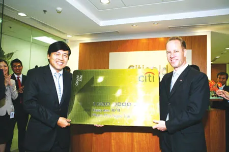 Ông Phạm Phú Ngọc Trai (bên trái), Tổng Giám đốc PepsiCo Việt Nam cùng với ông Brett Krause, Giám đốc Citibank Việt Nam, tại lễ khai trương bộ phận kinh doanh bán lẻ.