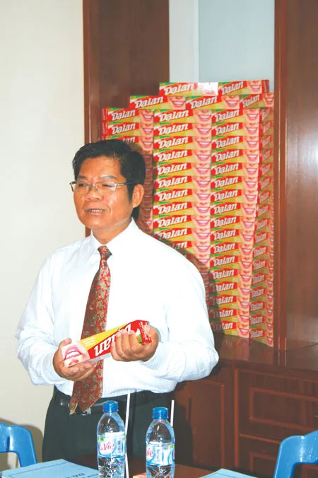 Ông Trịnh Thành Nhơn đang kể lại quá trình phát triển thương hiệu Dạ Lan.