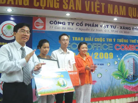 Bà Trương Đức Hạnh, Chủ tịch HĐQT, Tổng Giám đốc COMECO (người đầu tiên từ phải qua) trao giải thưởng cho nhóm sinh viên đoạt giải vật liệu thân thiện.