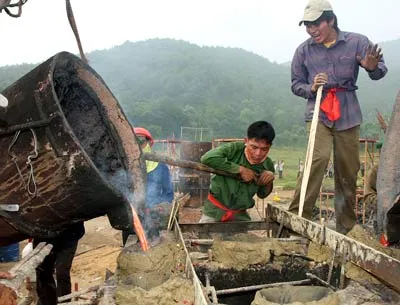 Khởi đúc mẻ đồng đầu tiên Tượng đài Thánh Gióng- Công trình trọng điểm kỷ niệm 1000 năm Thăng Long-Hà Nội