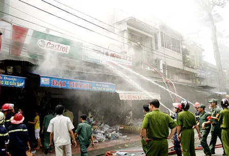 Cháy lớn dãy cửa hàng bán phụ tùng xe máy
