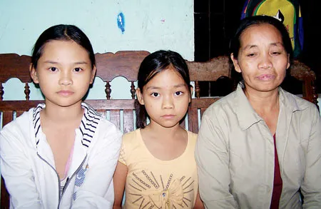 Kon Tum: Vất vả đường đến trường của hai chị em mồ côi